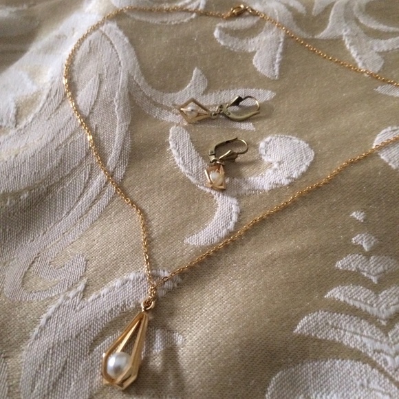 Vintage girls/young ladies  necklace, earring set. E 1 1/4" drop, Necklace 9" L - Picture 1 of 4